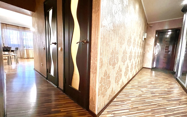 Апартаменты двухкомнатные на Карбышева 61Б (рядом с ТЦ Космопорт)