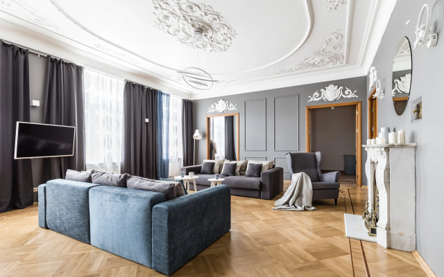 Апартаменты Avenue 180 кв.м с видом на Большую Конюшенную Улицу и Церковь Петра и Павла