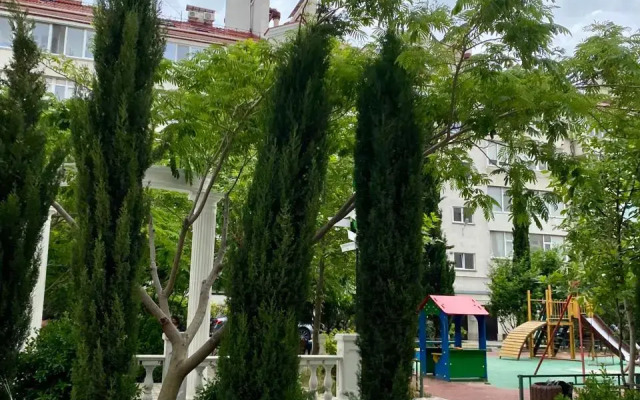 Ryadom S Dvumya Plyazhamii Flat