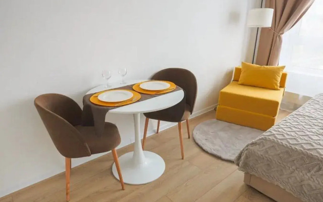 Uyutnaya Studiya Na Troikh Apartments