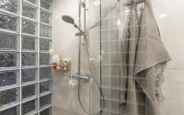 Квартира Двухуровневая Студия в Центре с Сауной