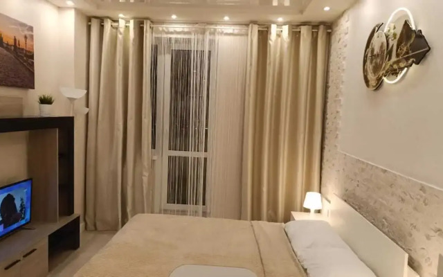 Pyadom C Torgovym Tsentrom I Alleej Flat