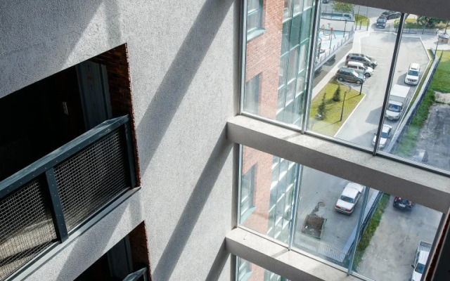 Mini-studiya v Centre s Kuhnej, Dushem i Bolshim Oknom Apartments
