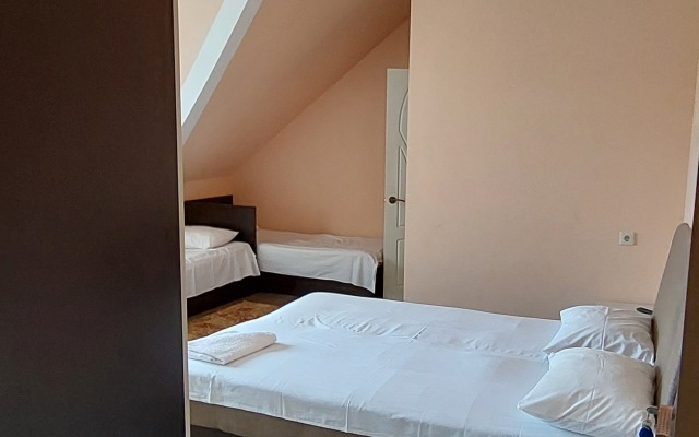 Larisa Guest House