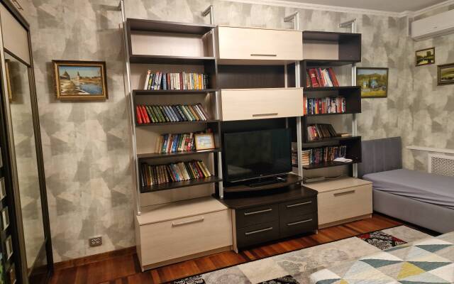 U Pushkinskogo Teatra Tsentr Flat