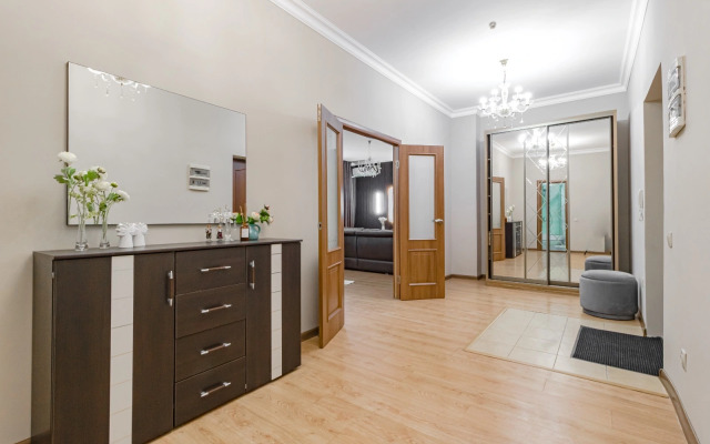 V Tsentre Goroda Ryadom S Bayterekom Apartments