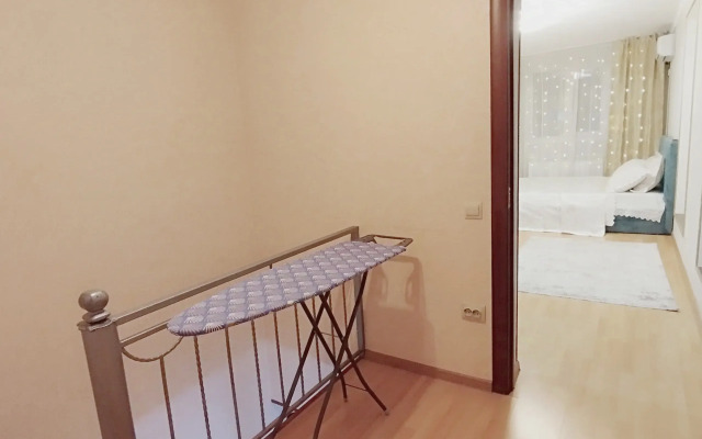 Dvukhurovnevaya V Tsentre Flat