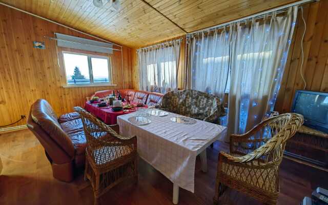 Na Flotskoy Guest House
