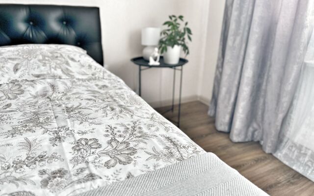 Yelena Ozerki Flat