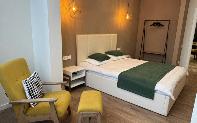 Trekhkomnatnaya v kurortnoy zone Flat