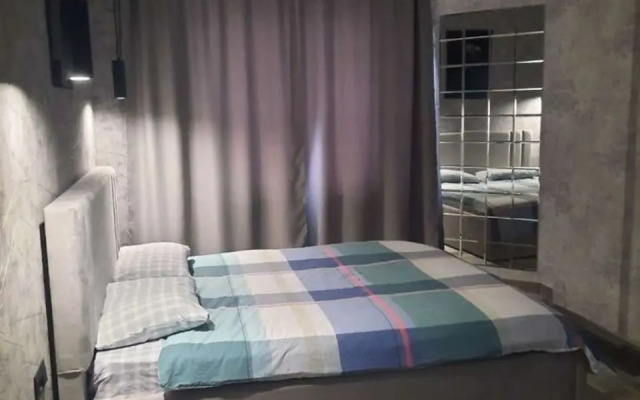 S Zhivopisnym Vidom Na Reku Flat
