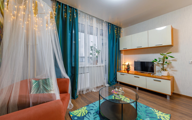 Апартаменты на Крестинского павлин