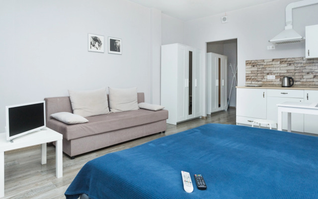 Светлая студия Этажидейли с балконом в Центре