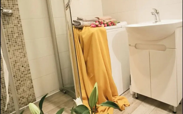Prostornaya Studiya U Metro Devyatkino Apartament