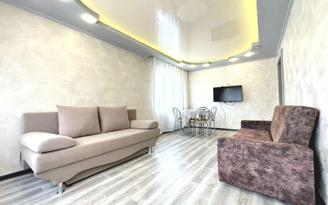 Tryokhkomnatnaya na Proletarskoy Flat