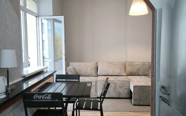 Belaya Trekhkomnatnaya Kvartira u Vokzala Apartments