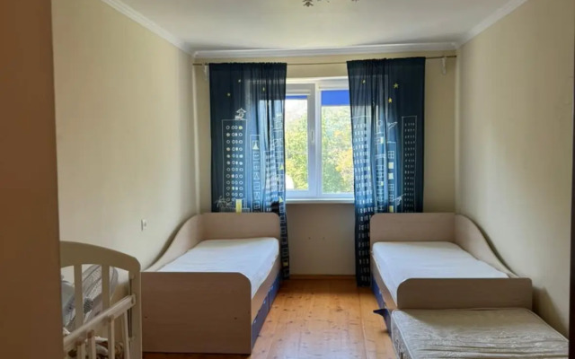 Tryokhkomnatnaya Na Beregu Morya Mokko Plyazh Flat