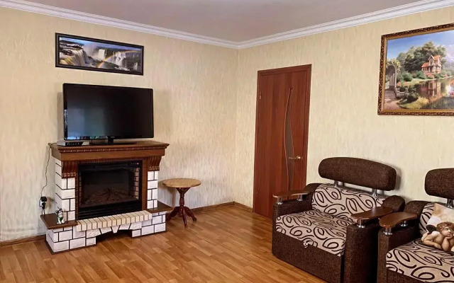 S Basseynom, Verandoy I Sadom Private house