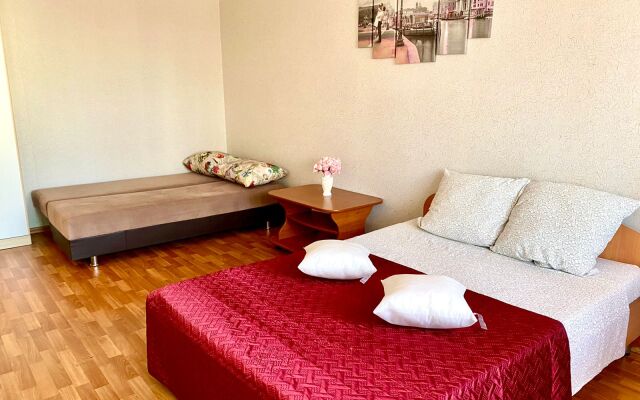 1-komnatnaya ryadom s aeroportom i j/d vokzalom Flat