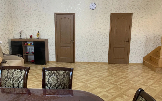 Dvukhetazhny S Basseynom Private House