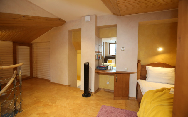 Dvukhurovnevye Nevsky 5 Apartment