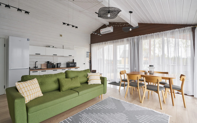 Частный дом с панорамными окнами у озера