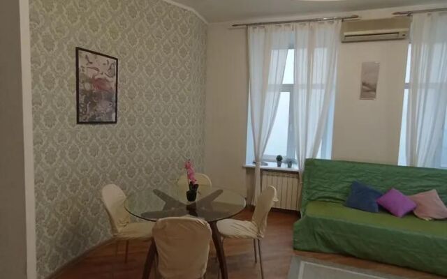 U Dvortsovoy Naberezhnoy Flat