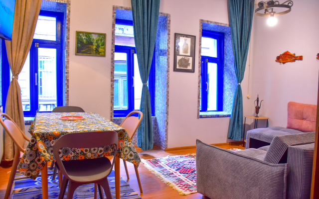 Dom Bibliotekarya s Balkonom Flat