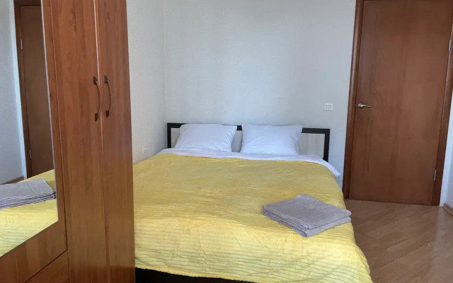 Prostornaya Tryokhkomnatnaya S Izolirovannymi Spalnyami Flat