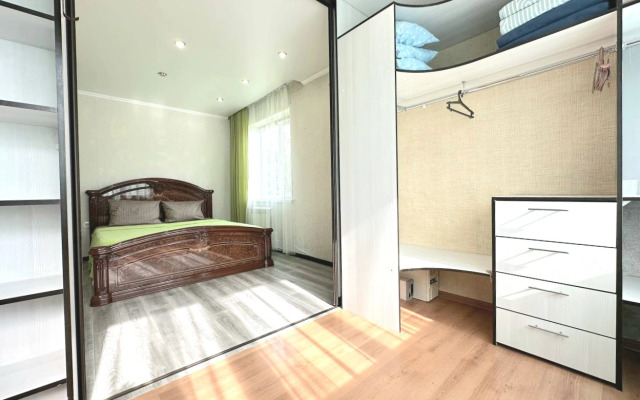 Tryokhkomnatnaya na Proletarskoy Flat