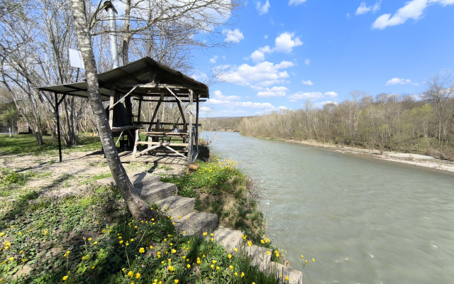 Частный дом у горной реки