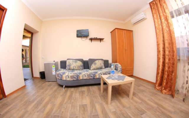 V Gostevom Dome ochag Living quarters