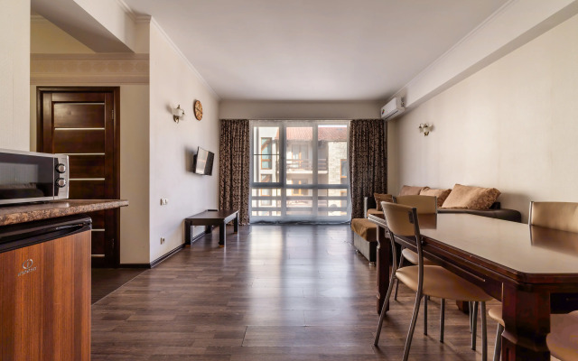 Oplot - Semejnye s odnoj spal'nej i balkonom 6 Apartments