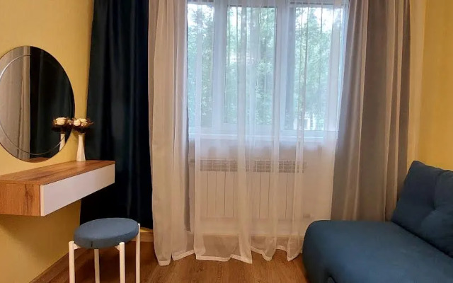 Biznes V Tsvetuschem Dvorike Flat