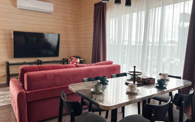 Dom s krasivoy kostrovoy zonoy, rasschitannyy na 9 chelovek Private house