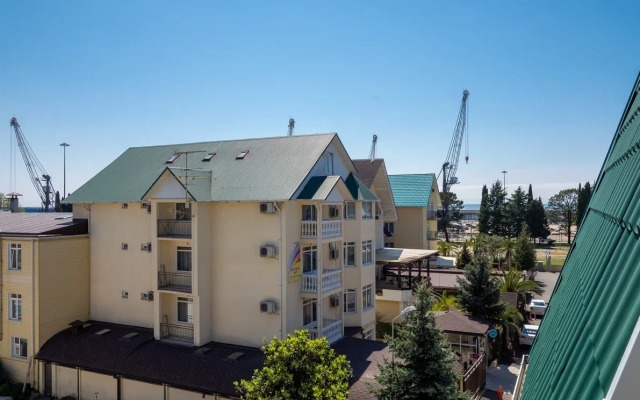 U Morya S Basseinom V ZhK Solnechnyij Apr42 Apartments