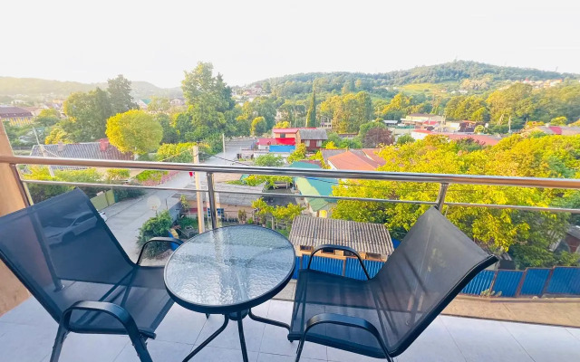 Chetyryokhmestnye apartamenty s balkonom ı basseynom na territorii Apartments