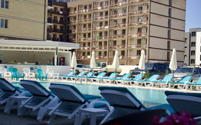 S basseynom u morya Apartment