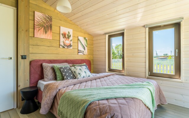 Частный дом с баней бочкой у воды и леса