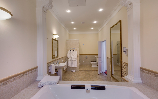 Соло на Литейном