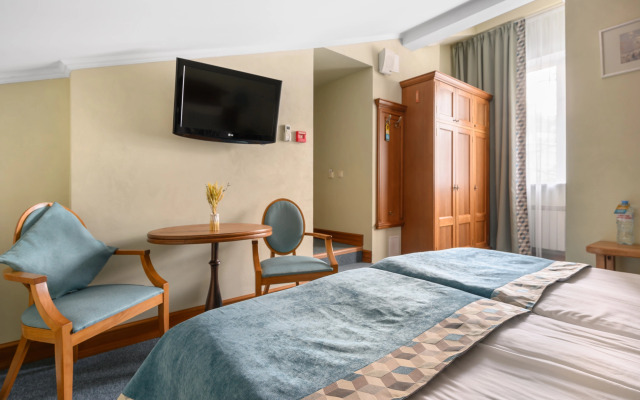 3 Mostа Hotel