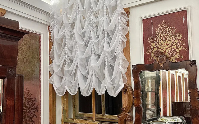 Квартира с антикварной мебелью