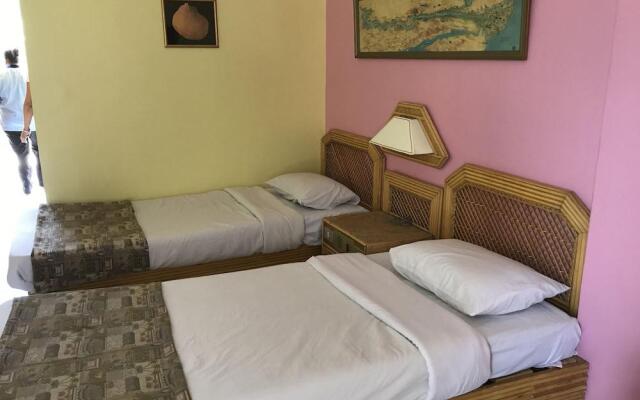 Gaddis Hotel, Suites and Apartments