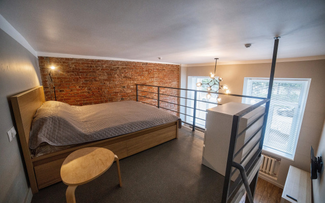 Sovremennaya dvukhurovnevaya studiya Flat