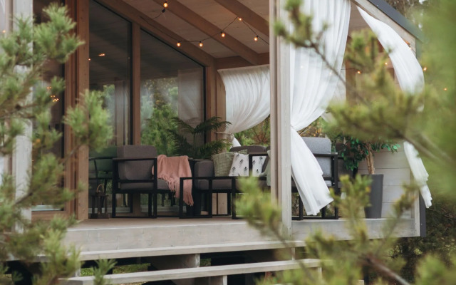 Частный дом с баней бочкой у воды и леса