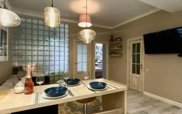 Uyutnaya Trekhkomnatnaya S Shikarnoy lodzhiey Flat