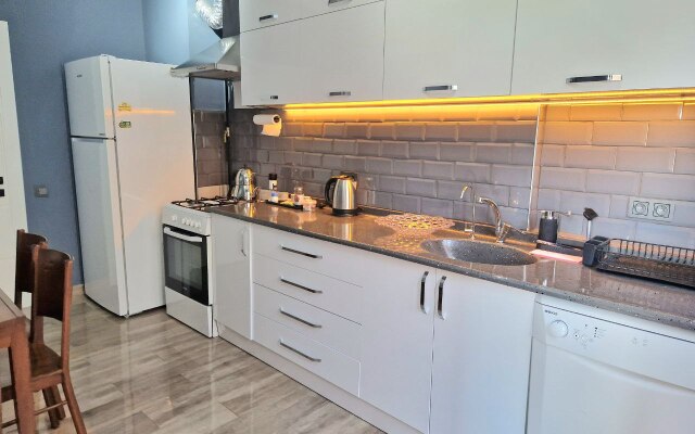 Prostornaya Kvartira Vozle Morya Apartments