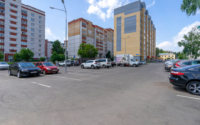 Svetlaya kvartira s parkovkoy na Gubkina Flat