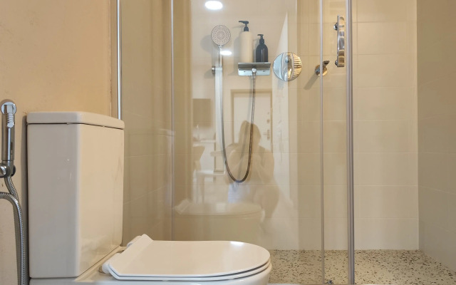 Dizaynerskaya dvushka u morya Flat