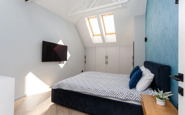 Квартира с Мансардными Окнами и Видом на Море